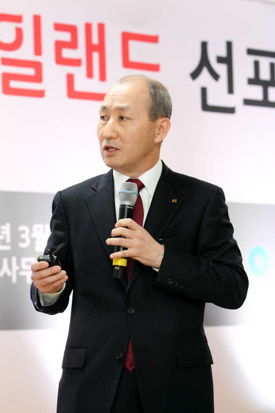 오성목 KT 네트워크부문장(부사장)이 지난 16일 백령면사무소에서 열린 기자간담회에서 '트리플 기가네트워크'에 대해 설명하고 있다. 사진= KT 제공